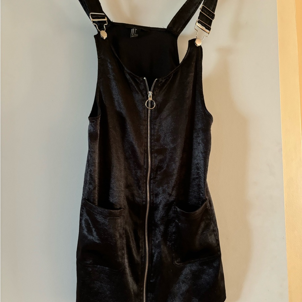 FOREVER 21 Black , women’s Casual Dress VELVET FEEL, SIZE ‘S’ Adjustable straps
